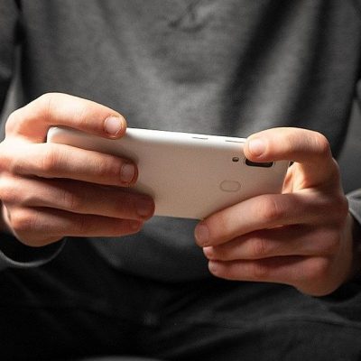 jongen kras spel spel spelen op mobiele telefoon