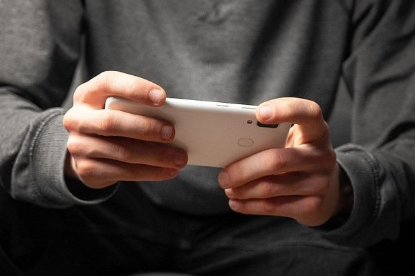 jongen kras spel spel spelen op mobiele telefoon