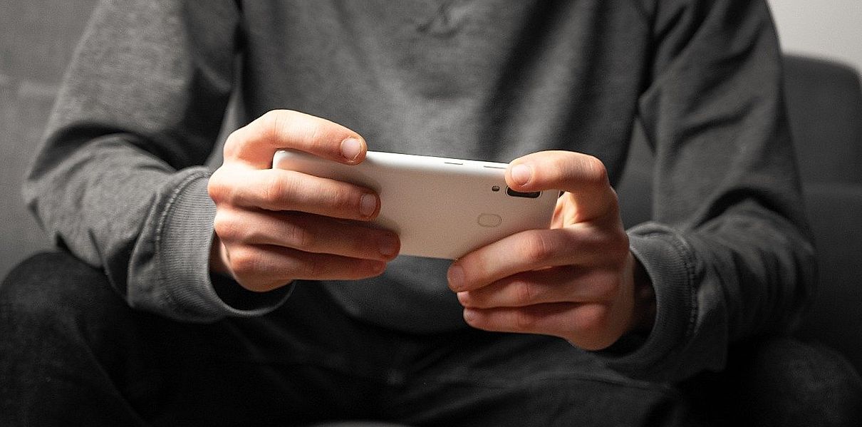 jongen kras spel spel spelen op mobiele telefoon
