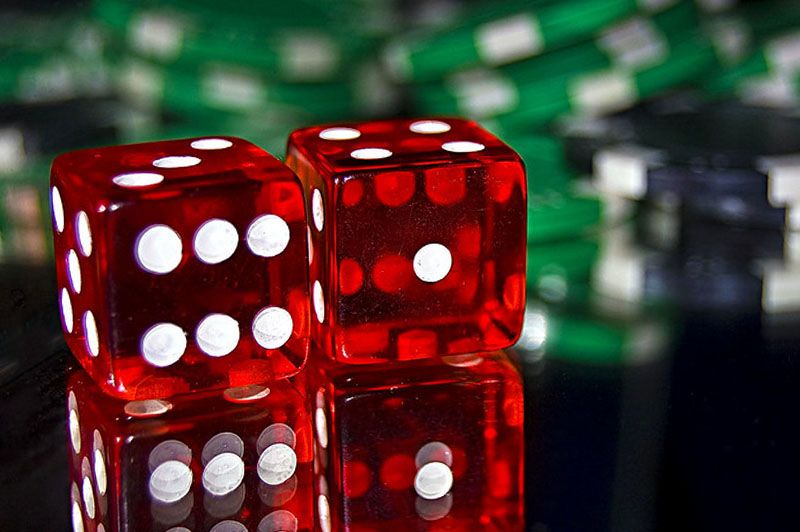 Rode dobbelstenen voor een spelletje craps