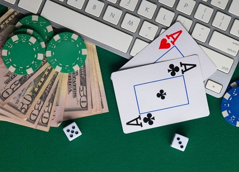 Geld met kaarten en dobbelstenen op de tafel