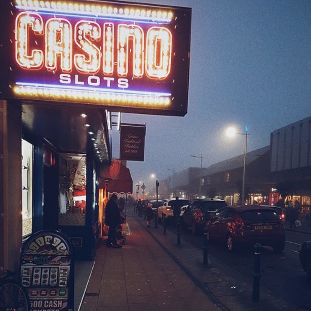 Een bord waarop staat casino slots